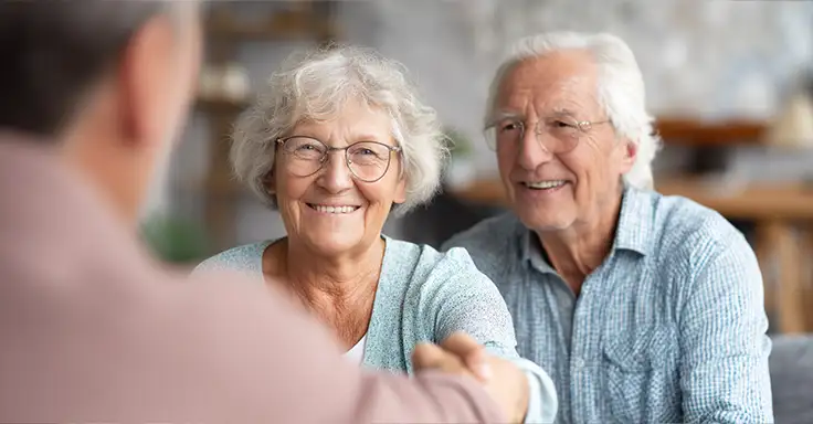 Älteres Paar beim Gespräch über Wohnungsverkauf